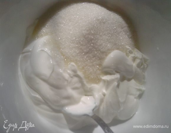 Для крема надо смешать творог, сметану, сахар, ванилин - 150 гр.