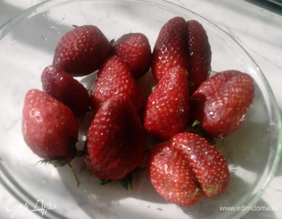 Клубнику промыть, просушить и измельчить в пюре