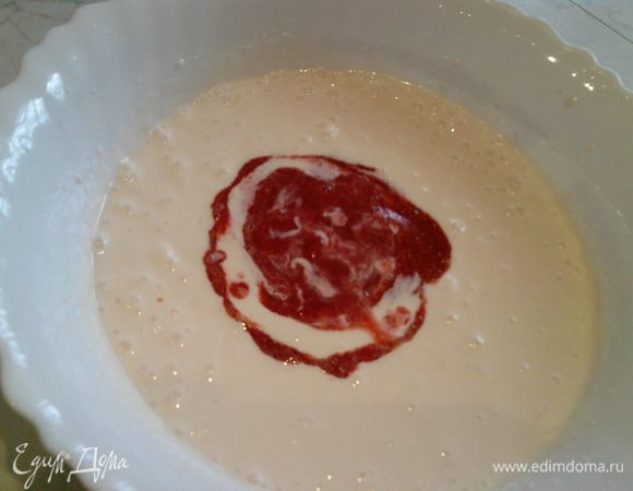 Добавить клубничное пюре в творожную смесь