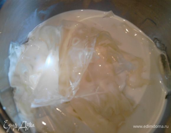 Желатин отжать, добавить в теплые сливки и полностью его растворить. Если потребуется¸ то можно нагреть на медленном огне, помешивая, но осторожно… не доводить до кипения!