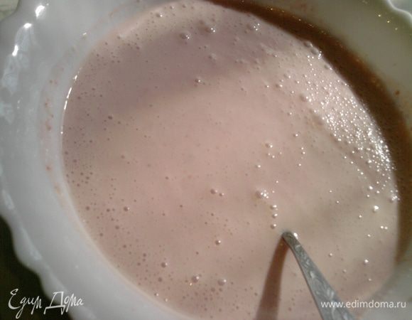 Сливки с расплавленным желатином влить в крем и все тщательно перемешать