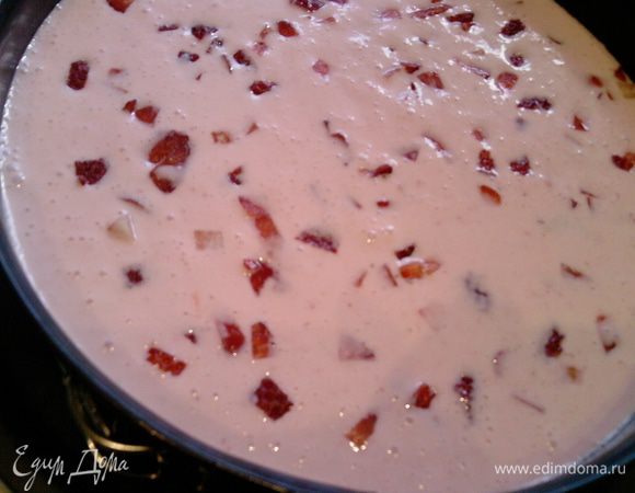 Крем вылить на остывший и пропитанный корж прямо в разъемную форму, добавить в него мелко нарезанную  клубнику и поставить в холодильник на 3 часа. Клубнику для этого можно взять ту, которая останется после подготовки шариков для украшения торта (см. шаг 14)