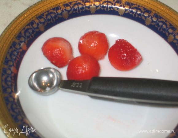 Украшать торт можно на свой вкус после того как избавитесь от бортиков формы. Предлагаю свой вариант: вырезать шарики из клубники, несколько ягод нарезать пластинками и разместить по бортикам торта, а одну ягоду раскрыть в виде веера и поставить в центр торта.