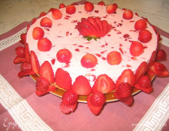 Торт получается действительно легким, нежным, не очень сладким и уходит на "ура". Приятного аппетита!