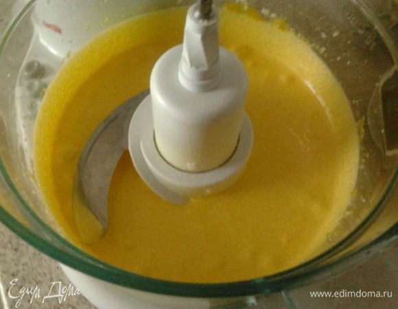 Делаем тесто.Желтки взбиваем с сахаром