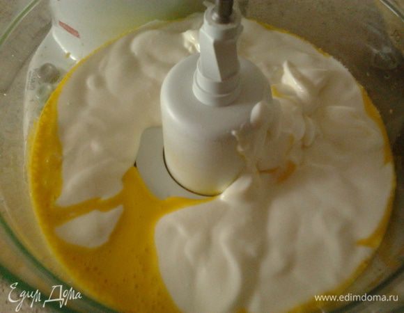 в эту смесь добавляем сметану смешанную с содой 