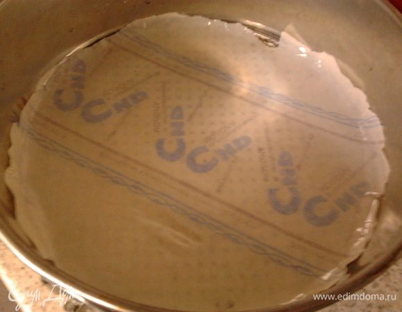 берем разъемную форму для выпечки и застилаем пергаментом,смазываем раст.маслом 