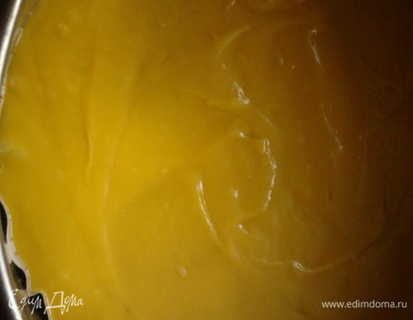 выливаем наше тесто в подготовленную форму и ставим в разогретую до 170С духовку