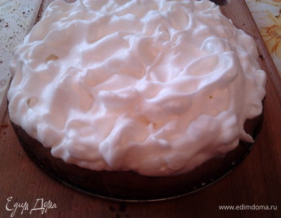 на готовый корж вылаживаем взбитые белки с сахаром и ставим опять в духовку с приоткрытой дверцей. 