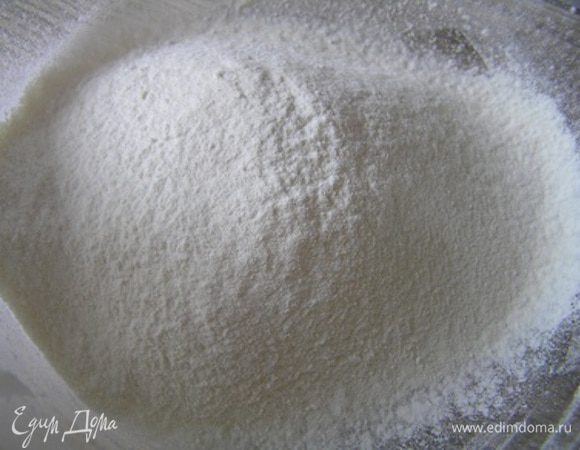 Трижды просеять муку с крахмалом и солью. Разогреть духовку до 180*С. 

