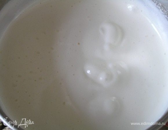 Сразу снять с огня, перелить в миску для взбивания или кухонный комбайн и взбивать на максимальной скорости, до образования пушистой консистенции, т.е когда струйка, стекающая с венчика, оставляет след на поверхности массы.

