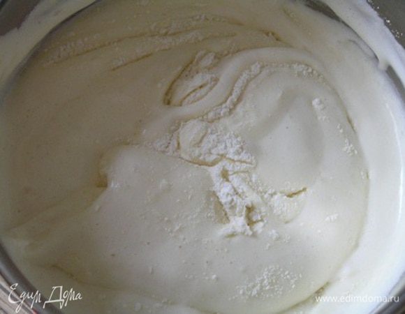 Разрезать вдоль стручок ванили и добавить семена в яичную массу. ***Я добавила 0,5 пакетика ванилина*** Осторожно, в несколько приемов добавить сухие ингредиенты в яичную массу, каждый раз перемешивая снизу вверх.
