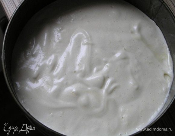 Разъемную форму для выпечки слегка смазать сливочным маслом, присыпать мукой. ***Я еще выстелала дно бумагой для выпечки*** Осторожно вылить бисквитную массу. ВАЖНО не разравнивать, не стучать формой по столу и пр. Можно лишь слегка наклонить саму форму, чтобы тесто равномернее распределилось.

