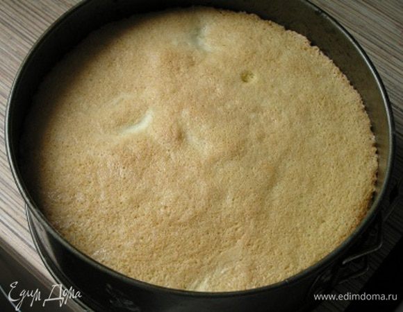 Выпекать в разогретой духовке 15-18 минут до готовности (проверить деревянной шпажкой - она должна быть сухой).