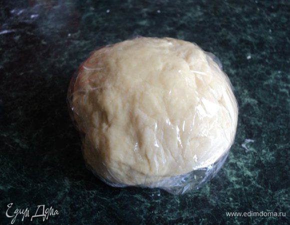 Муку просеять в миску, сделать углубление. Вбить яйцо, добавить щепотку соли, водку, смешанную с водой и замесить крутое тесто. Тесто обернуть пищевой пленкой и положить в холодильник на 30мин.