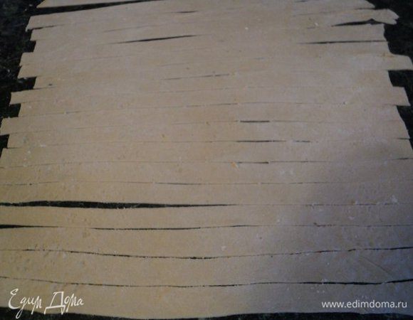 Тесто тонко раскатать (до прозрачности), нарезать полосками шириной 1-1.5см, длиной приблизительно 20-25см.