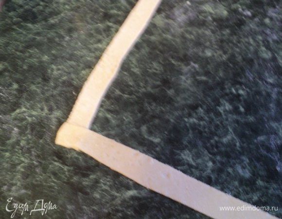 Концы полосок соединить перпендикулярно друг к другу.