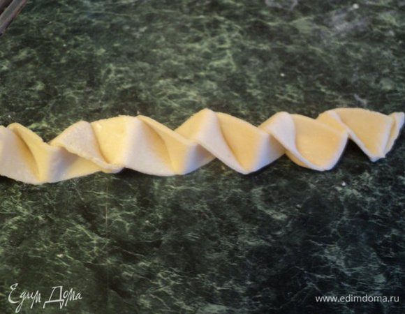 Растянуть «столбик» за концы, получится плетенка.