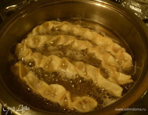 В сковороду налить растительное масло  высотой на 2см, хорошо нагреть и жарить хрустики с двух сторон до золотистого цвета.