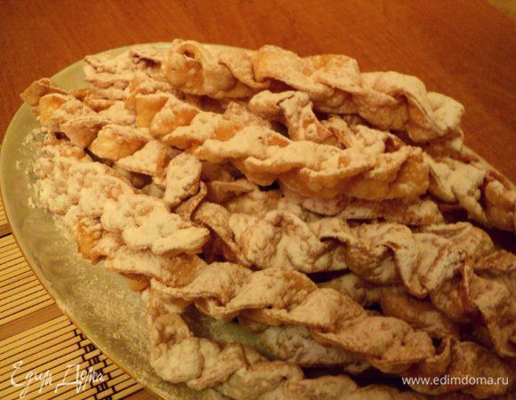 Готовые хрустики выложить на бумажные салфетки, чтобы освободить от излишков масла.