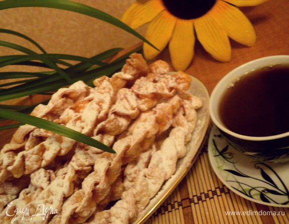 Остывшие хрустики хорошо посыпать сахарной пудрой и можно подавать. Приятного аппетита!