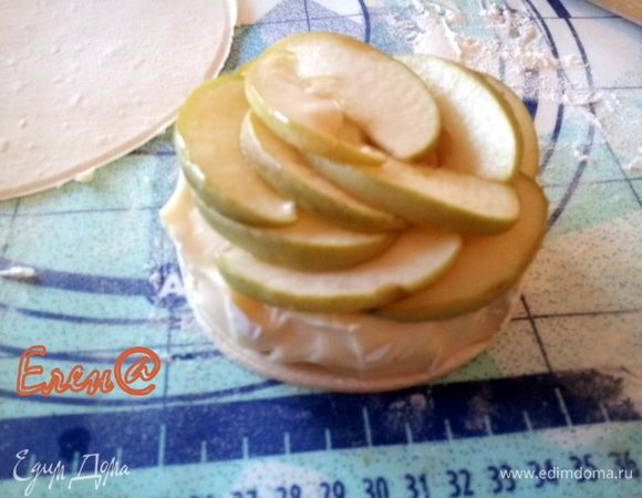 Поместить сыр на маленький круг. Сверху положить начинку из яблок. 