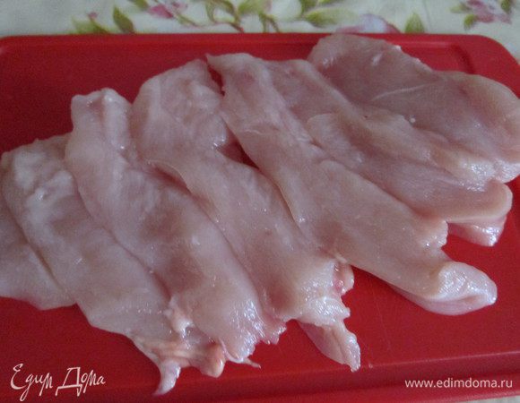 Куриное филе нарезать полосками поперек волокон.Накрыть пищевой пленкой и слегка отбить.