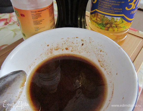 Готовим маринад: смешать оливковое масло, соевый соус, уксус, чили, сахар и паприку.