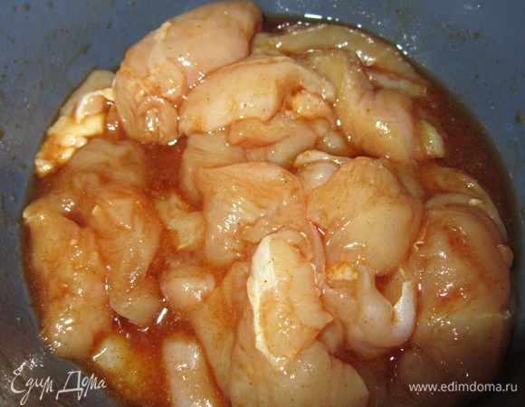 Залить маринадом куриное филе и оставить на 10-15 минут.