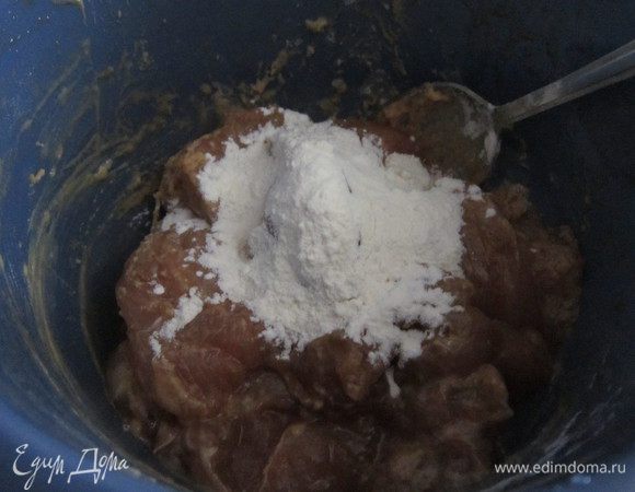 Добавить муку, тщательно перемешать.
