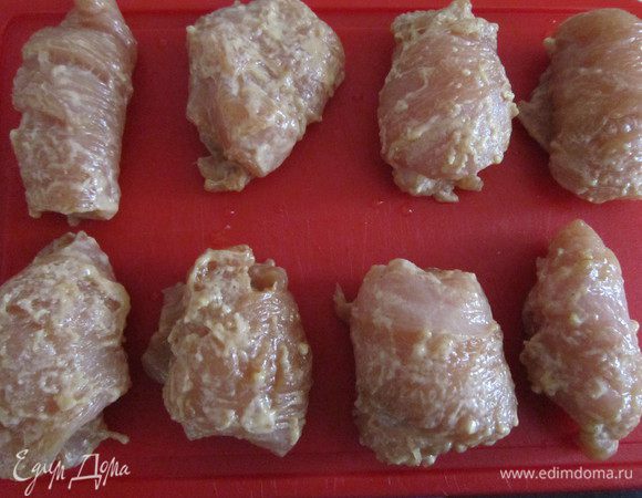 Сформировать рулетики из полосок филе.