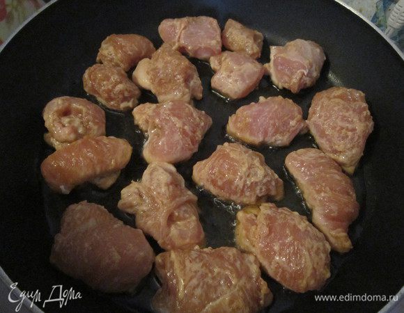 Разогреть растительное масло на сковороде и аккуратно выложить рулетики, чтобы не развернулись.Обжарить в течении 15 минут,осторожно переворачивая.