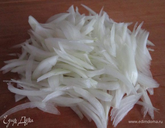 Нарезать луковицу перьями.