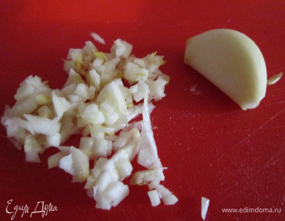 Порубить зубчики чеснока.