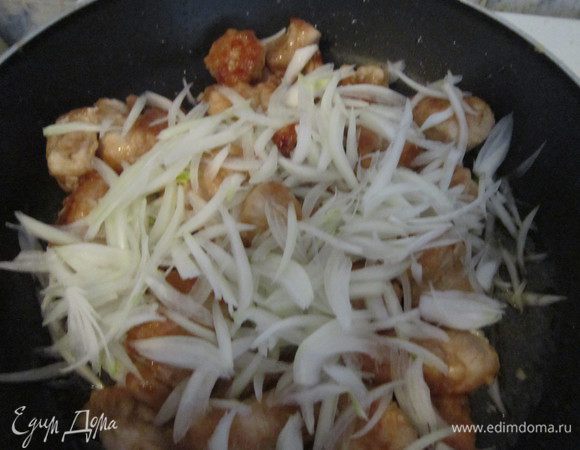 Добавить лук и чеснок к рулетикам, накрыть крышкой и прогреть 5-7 минут.