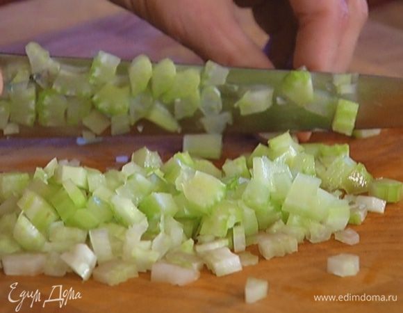 Сельдерей нарезать маленькими кубиками.