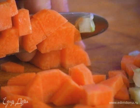 Морковь почистить и порезать небольшими кубиками.