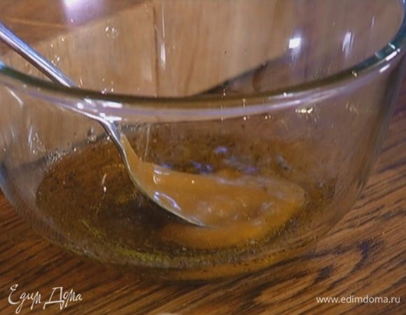 Приготовить заправку: смешать оливковое масло, горчицу, уксус, перец и соль.