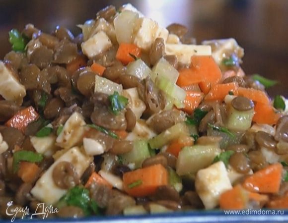 Соединить чечевицу, сыр, овощи и петрушку, полить все заправкой и перемешать.