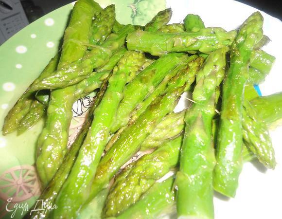 Так как у меня была замороженная спаржа,для начала я её разморозила и срезала грубую часть стебля.3 штучки оставила для украшения.Обжарила спаржу на сковородке с оливковым маслом,с обеих сторон по 3 минутки.Остудила.