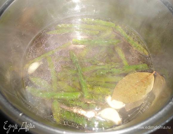 Сделала маринад:В кастрюльке смешала воду,сахар,уксус,соль,перец горошком и варила 2 минуты,пока сахар не растворился.Добавила спаржу,которую обжарила,лаврушку,чеснок(можно не чистить ),тимьян.Варила 1 минуту и сняла с огня.