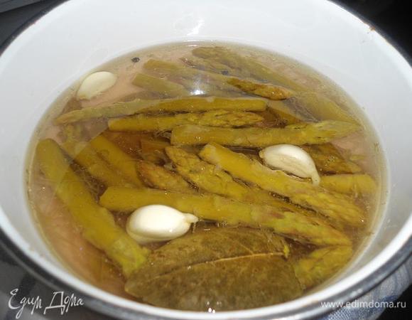 Добавила оливковое масло,перемешала и остудила.Когда остыло,убрала в холодильник.По рецепту минимум на 6 часов.По секрету скажу,когда постоит ночь,намного ароматнее и сочнее!!!