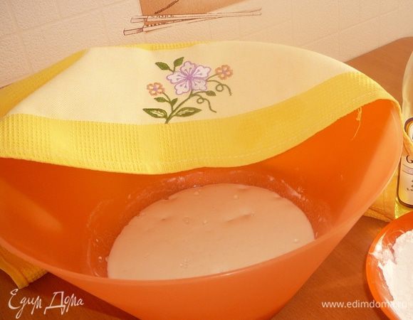 Разводим в теплой воде 120 г муки (из общего количества) ,  дрожжи, соль, сахар и оставляем на 20 - 30 мин. Минут через 30 на опаре должна появиться шапка из пены.