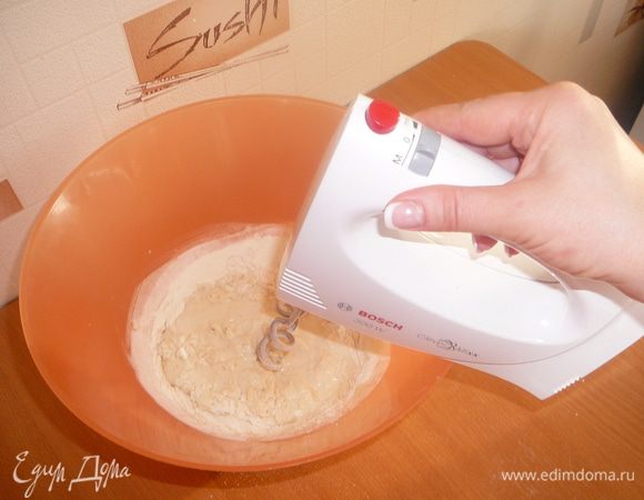 Вводим  масло, затем постепенно подсыпаем муку и замешиваем тесто. Месим до гладкости (я это делаю при помощи миксера специальными насадками для замеса теста) , при тщательном вымешивании тесто становится эластичным и мягким и совершенно не липким. Мешать 10 - 15 мин.