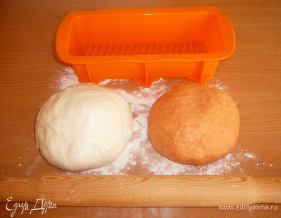 Формируем шар и выкладываем в емкость, укрываем от заветривания. Даем тесту  увеличиться вдвое. Делим тесто на 2 части, одна часть остается белой, а во вторую добавляем томат-пасту и немного муки. Замешиваем и оставляем еще на 20 мин., что бы тесто подошло. 