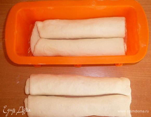 Выкладываем низ в форму. Повторяем процесс с другой половиной бело-красного теста. Выкладываем в форму так, чтобы сверху оказалась белая сторона. 