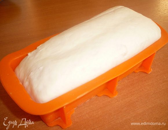 Дать хлебу подойти в форме. Затем выпекаем при 180 градусах до готовности (35-40 минут). Готовый хлеб достать из формы, укутать в льняное полотенцем и оставить на 20 мин.