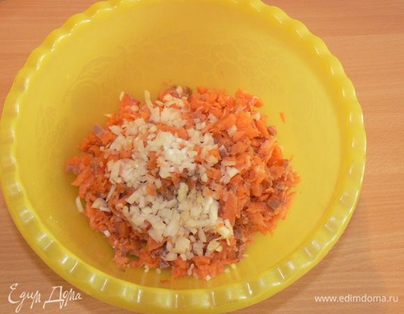 добавляем мелко нарезанный лук..