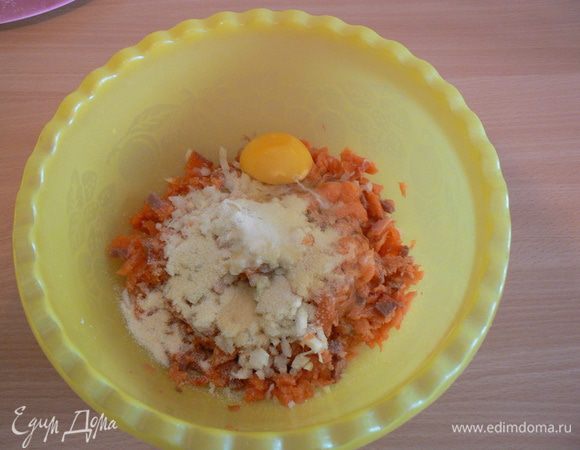 ...манку,яйцо,соль перец.Тщательно перемешиваем,оставляем мин на 20.