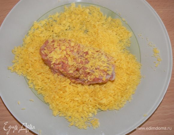 формируем палочки,обваливаем в хлопьях